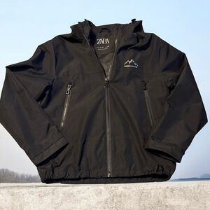 Zara windproof sweatshirt for girls, black color, available in size 11-12.